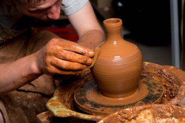 Çömlekçinin elleri, toprak kavanozu yaratıyor.