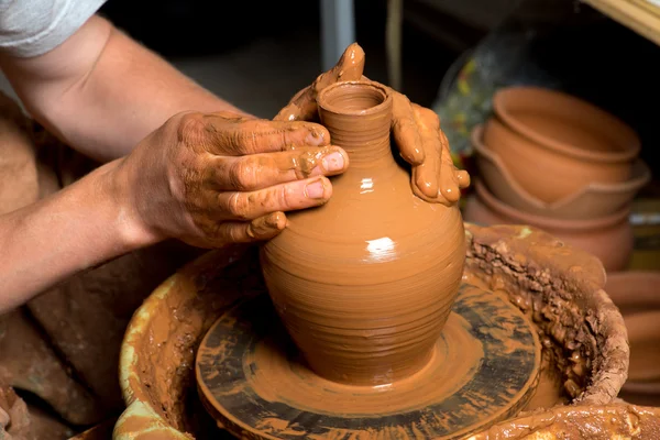 Manos de un alfarero, creando un frasco de barro — Foto de Stock