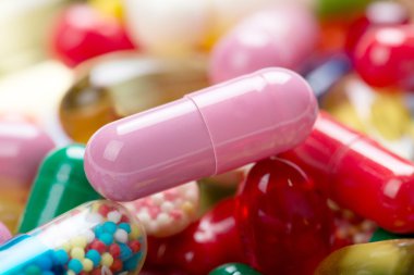 Beyaz arka planda izole edilmiş haplar