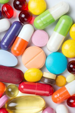 Beyaz arka planda izole edilmiş haplar