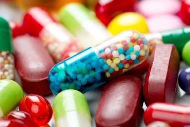 Beyaz arka planda izole edilmiş haplar