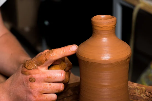Mani di un vasaio, creando un vaso di terra — Foto Stock