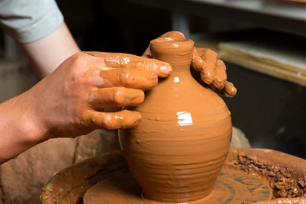 Ręce garncarza, tworząc gliniany słoik — Zdjęcie stockowe