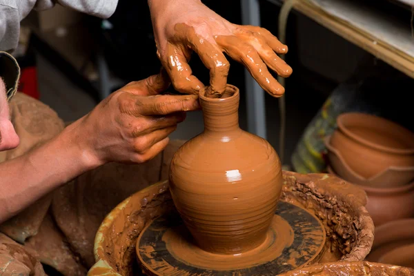 Mains d'un potier, la création d'un pot de terre — Photo