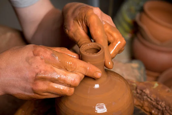 Handen van een pottenbakker, het creëren van een aarden kruik — Stockfoto