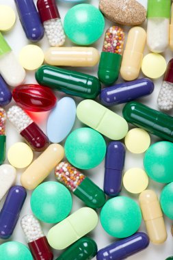 Beyaz arka planda izole edilmiş haplar