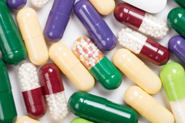 Beyaz arka planda izole edilmiş haplar