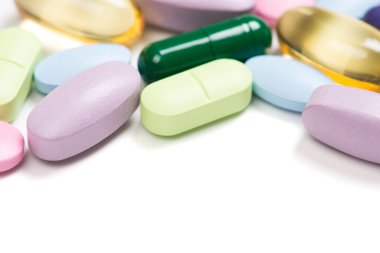 Beyaz arka planda izole edilmiş haplar