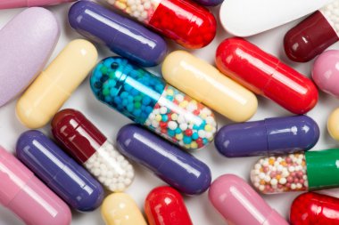 Beyaz arka planda izole edilmiş haplar