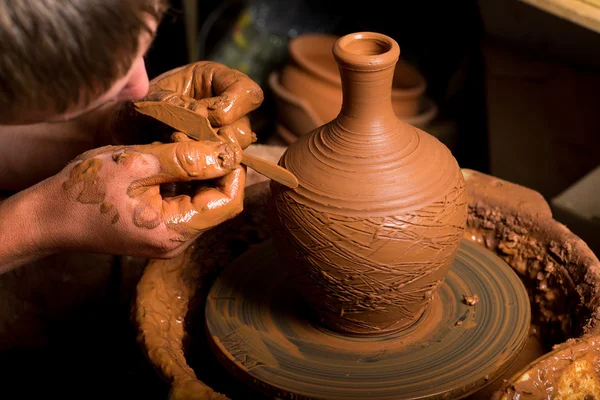 Ręce garncarza, tworząc gliniany słoik — Zdjęcie stockowe