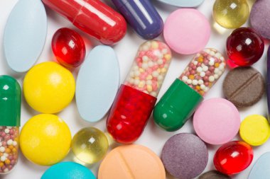 beyaz arkaplanda haplar