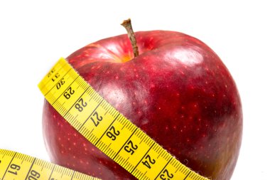 Beyaz arkaplanda olgun elmalar