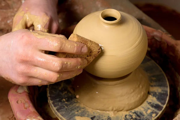 Handen van een pottenbakker, het creëren van een aarden kruik — Stockfoto