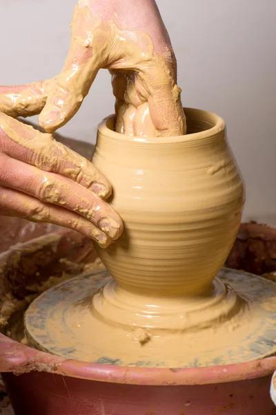 Handen van een pottenbakker, het creëren van een aarden kruik — Stockfoto