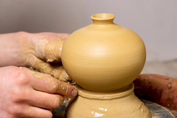 Mani di un vasaio, creando un vaso di terra — Foto Stock