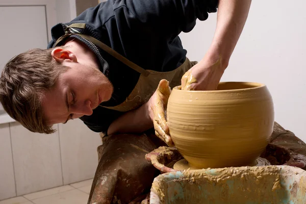 Mains d'un potier, la création d'un pot de terre — Photo