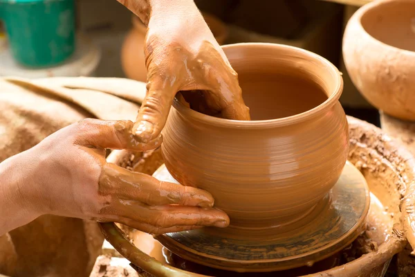 Manos de un alfarero, creando un frasco de barro — Foto de Stock