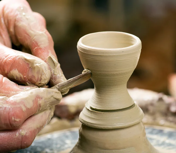 Handen van een pottenbakker, het creëren van een aarden kruik — Stockfoto