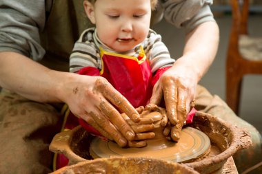 Çömlekçinin elleri, toprak kavanozu yaratıyor.