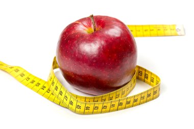 Beyaz arkaplanda olgun elmalar