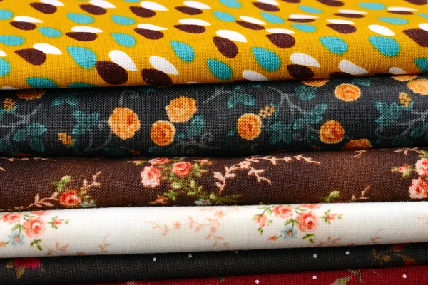 Mucchio di tessuti di stoffa su tavolo di legno — Foto Stock
