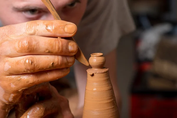 Handen van een pottenbakker, het creëren van een aarden kruik — Stockfoto