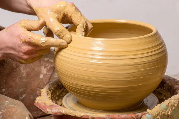 Mani di un vasaio, creando un vaso di terra — Foto Stock