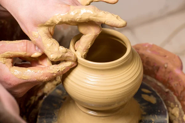 Manos de un alfarero, creando un frasco de barro — Foto de Stock