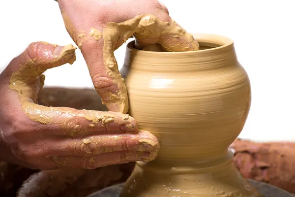 Mani di un vasaio, creando un vaso di terra — Foto Stock