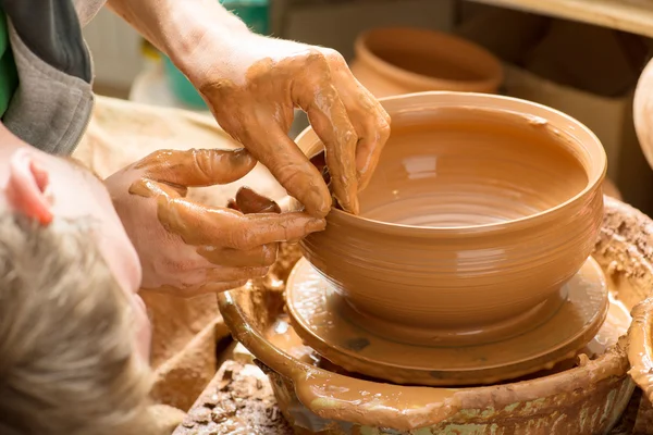 Manos de un alfarero, creando un frasco de barro — Foto de Stock