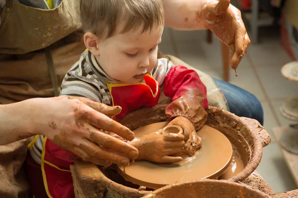 Handen van een pottenbakker, het creëren van een aarden kruik — Stockfoto