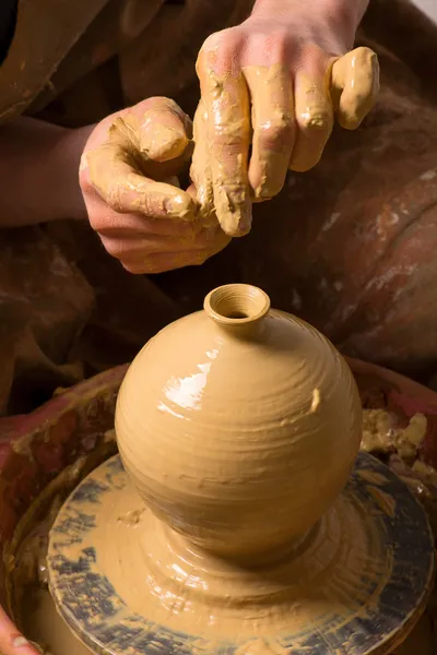 Hands of a potter, creating an earthen jar — Stock Photo, Image