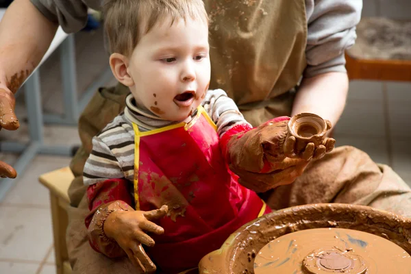 Hands of a potter, creating an earthen jar — Stock Photo, Image