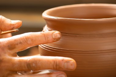 Çömlekçinin elleri, toprak kavanozu yaratıyor.