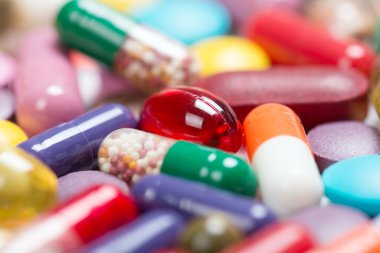 Beyaz arka planda izole edilmiş haplar