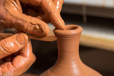 Çömlekçinin elleri, toprak kavanozu yaratıyor.