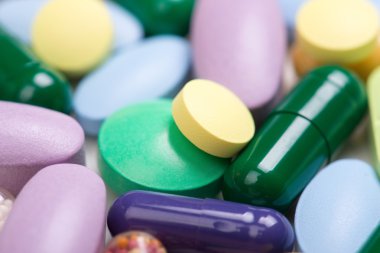 Beyaz arka planda izole edilmiş haplar