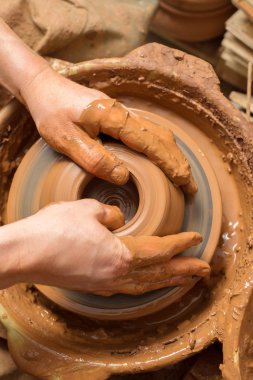 Çömlekçinin elleri, toprak kavanozu yaratıyor.