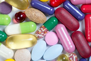 Beyaz arka planda izole edilmiş haplar