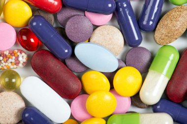 Beyaz arka planda izole edilmiş haplar