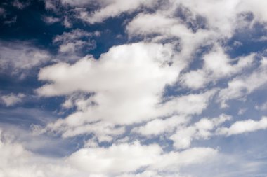 Beyaz bulutlu mavi gökyüzü arkaplanı