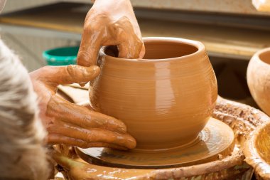 Çömlekçinin elleri, toprak kavanozu yaratıyor.