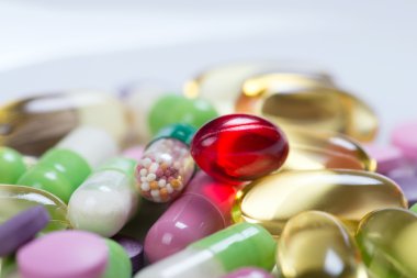 Beyaz arka planda izole edilmiş haplar