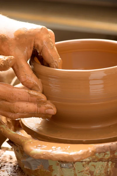 Handen van een pottenbakker, het creëren van een aarden kruik — Stockfoto