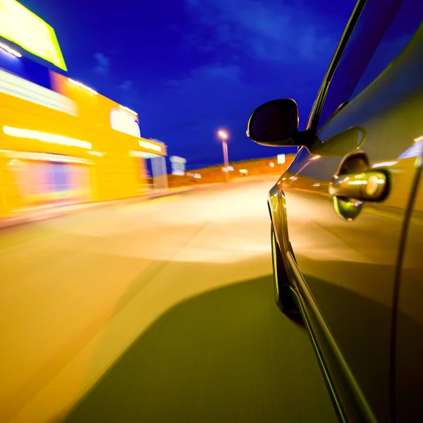 Carro em movimento à noite — Fotografia de Stock