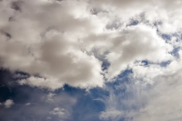 Fundo céu azul com nuvens brancas — Fotografia de Stock