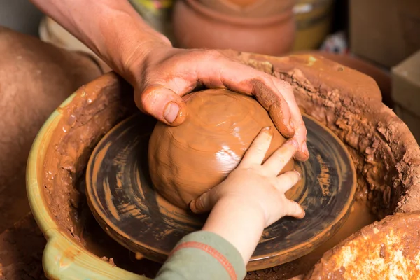 Handen van een pottenbakker, het creëren van een aarden kruik — Stockfoto