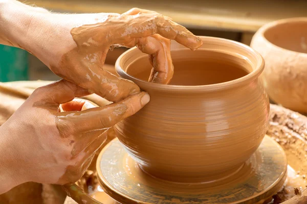 Handen van een pottenbakker, het creëren van een aarden kruik — Stockfoto