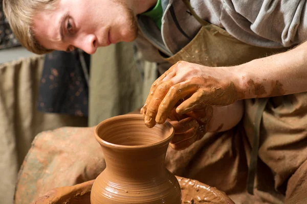 Manos de un alfarero, creando un frasco de barro — Foto de Stock