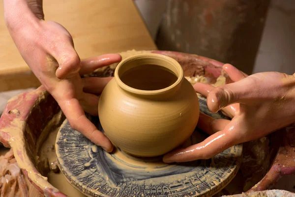 Handen van een pottenbakker, het creëren van een aarden kruik — Stockfoto